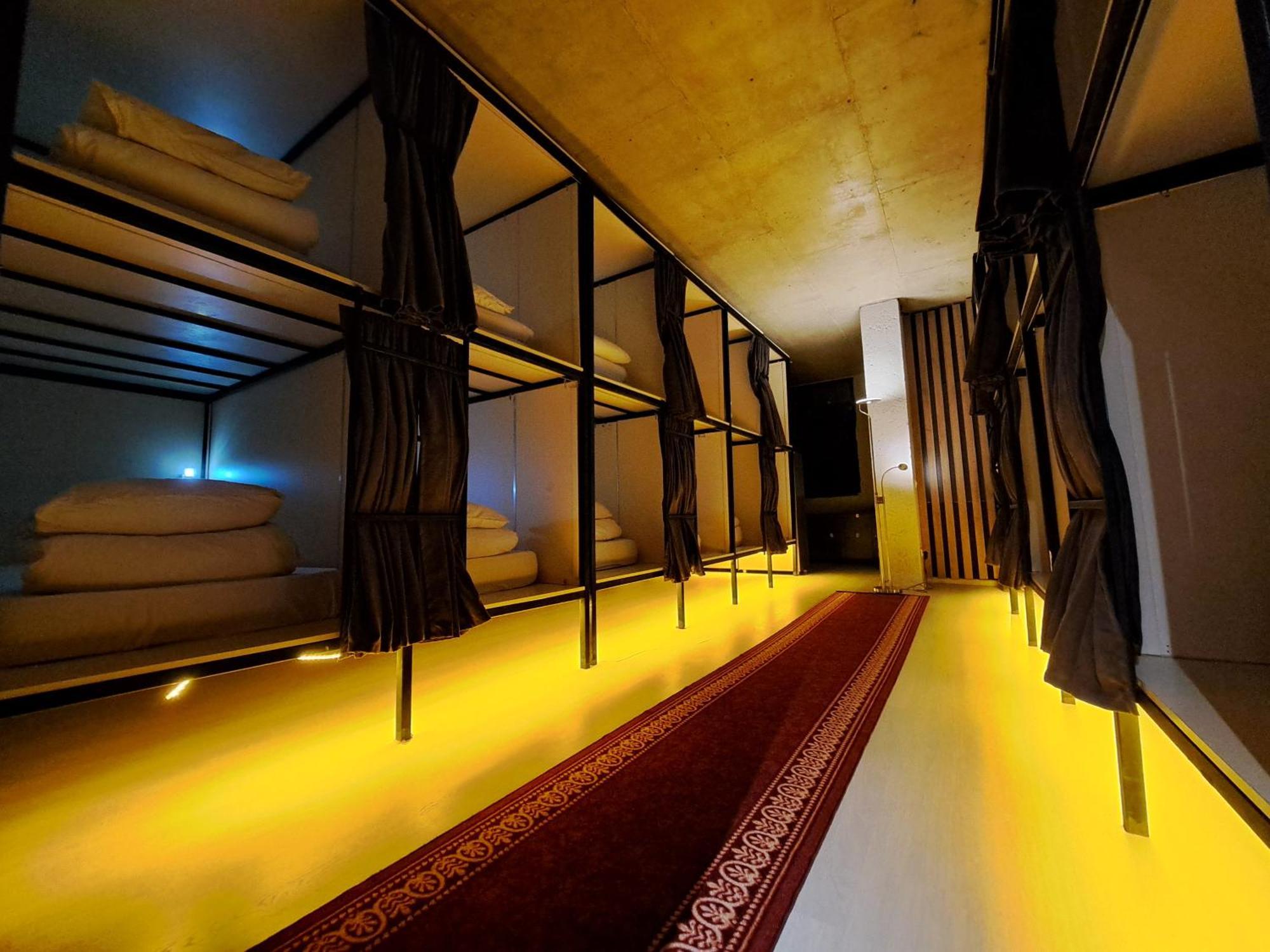 Karvi Hostel & Suites バトゥーミ エクステリア 写真